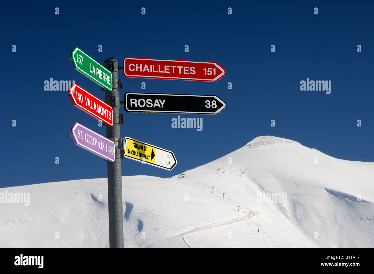 Wegweiser für Piste vor Mont Joly, St Gervais Mont Blanc Skigebiet, Haute Savoie, Frankreich Stockfoto