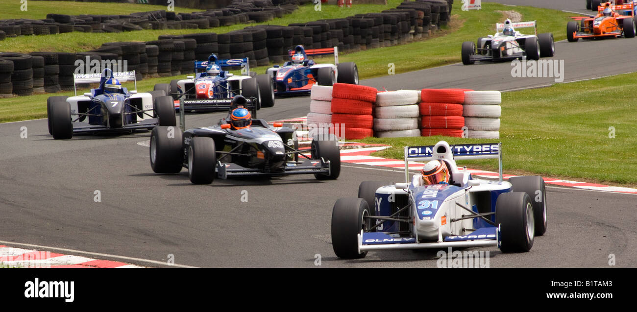 Rennwagen der Formel Palmer Audi in Brittens Ecken im Oulton Park Motor Racing Circuit Cheshire England Vereinigtes Königreich UK Stockfoto