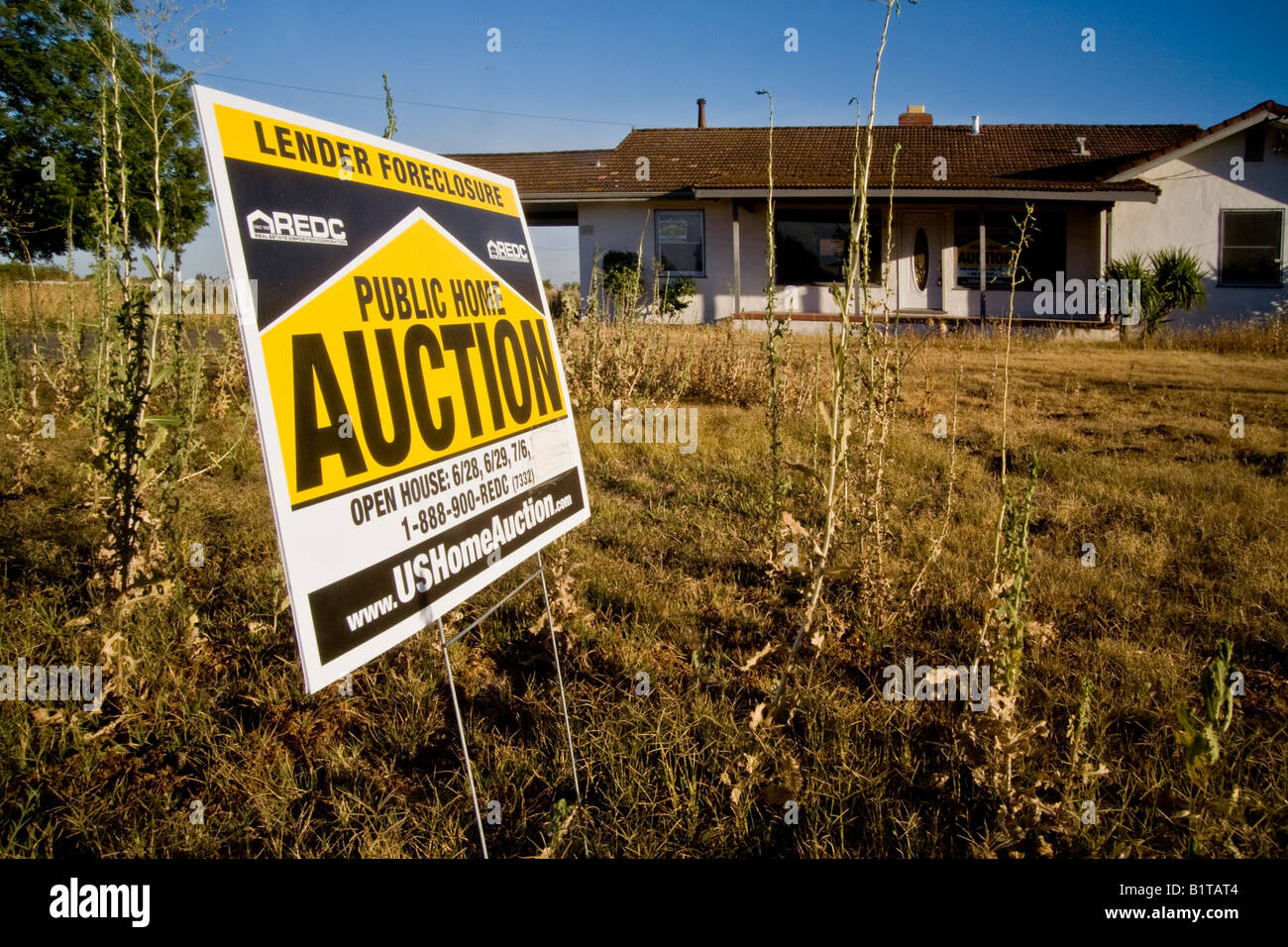 Ein Zeichen in Merced, Kalifornien kündigt das Datum der öffentlichen Versteigerung für ein ausgeschlossenes Haus ein Opfer der Subprime-Hypotheken-Fiasko Stockfoto