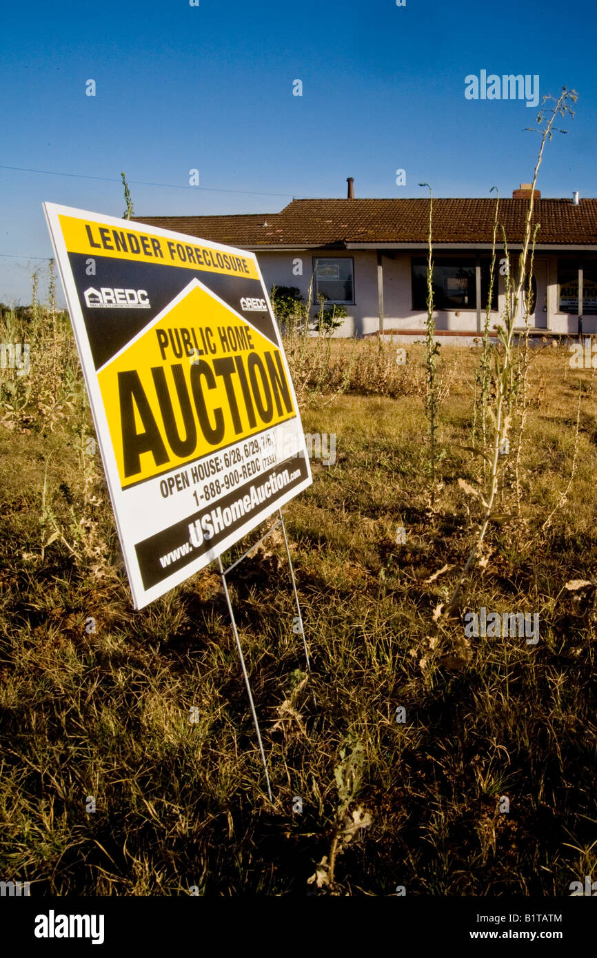 Ein Zeichen in Merced, Kalifornien kündigt das Datum der öffentlichen Versteigerung für ein ausgeschlossenes Haus ein Opfer der Subprime-Hypotheken-Fiasko Stockfoto