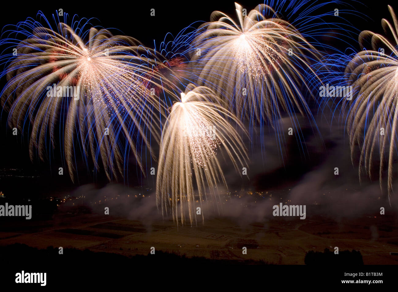 Feuerwerk zu feiern das Fest der St. Peter und Paul in Nadur, Gozo Stockfoto