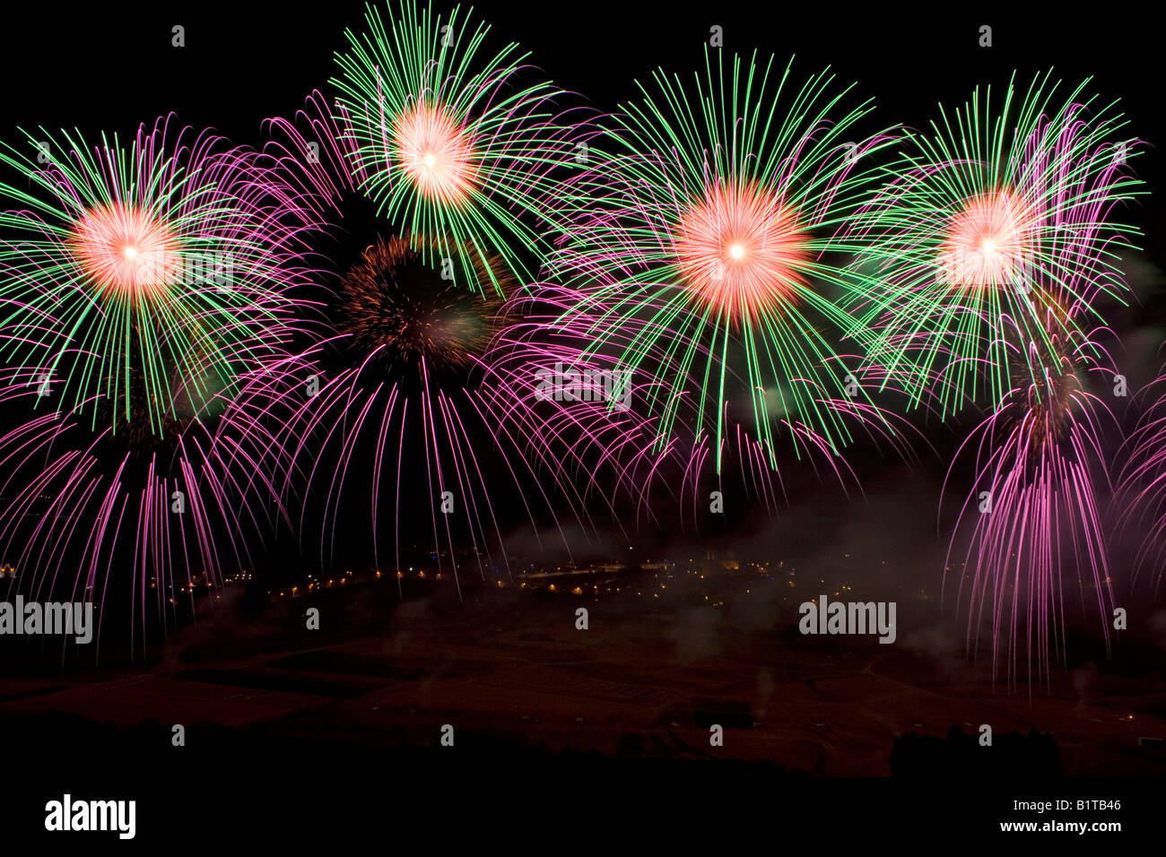 Feuerwerk zu feiern das Fest der St. Peter und Paul in Nadur, Gozo Stockfoto