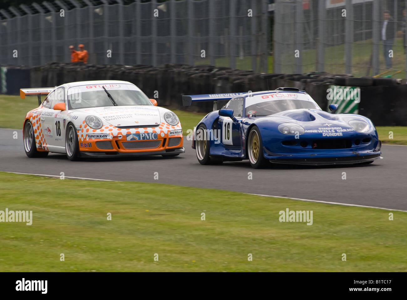 Marcos Mantis und Porsche 997 GT3-Sport Rennen Autos alte Halle Ecke Oulton Park Motor Racing Circuit Cheshire England verlassen Stockfoto