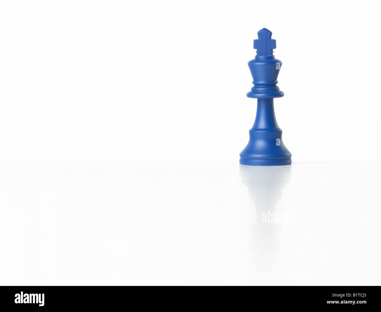 Blauer König Schachfigur Stockfoto