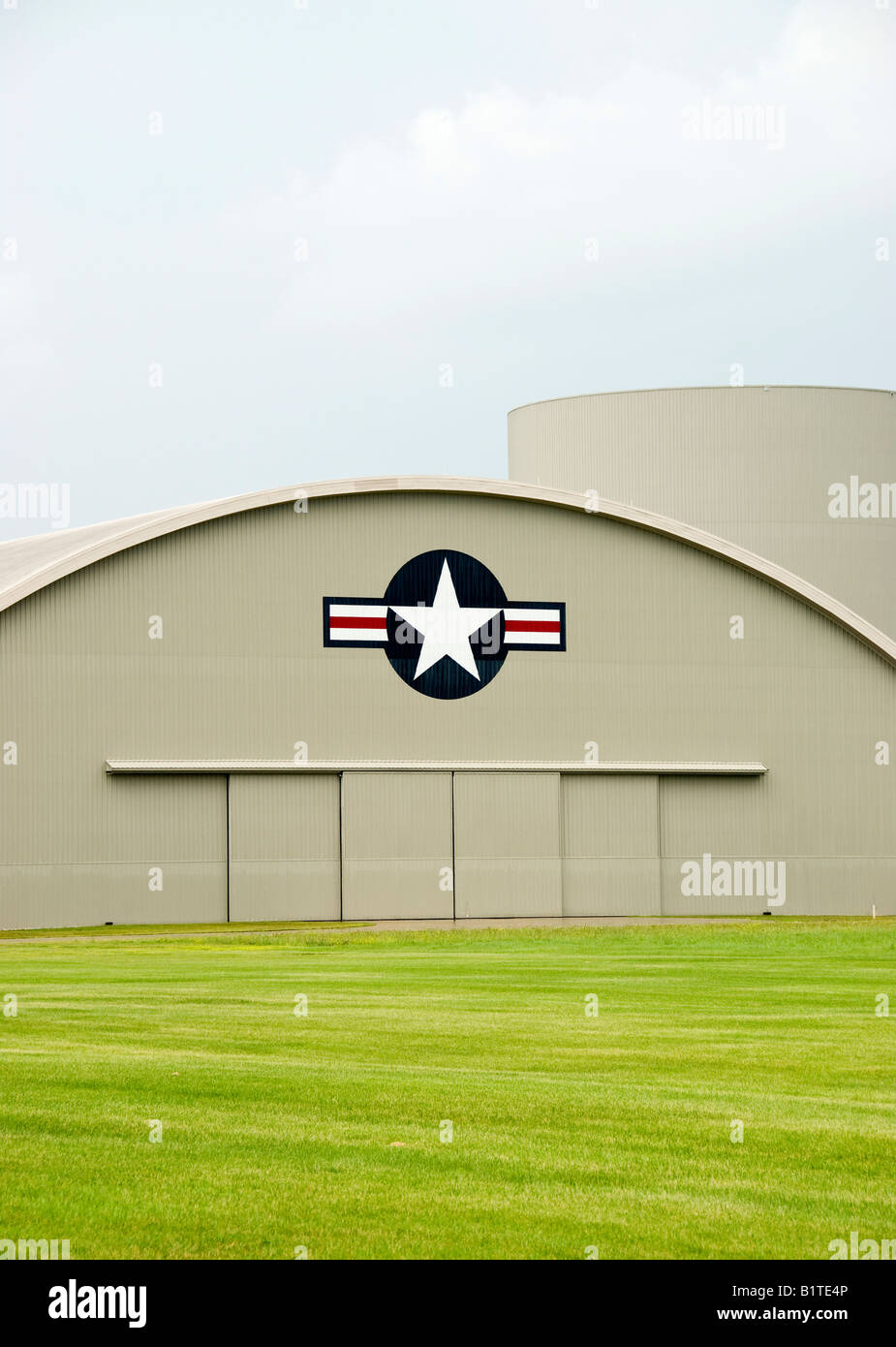 National Museum of the United States Air Force Dayton Ohio // DAYTON, Ohio, United States — das National Museum der United States Air Force befindet sich auf der Wright-Patterson Air Force Base in der Nähe von Dayton, Ohio. Dieses weitläufige Museum beherbergt eine riesige Sammlung von Militärflugzeugen, Raumfahrzeugen und Luftfahrtefakten, die die Geschichte und den technologischen Fortschritt der United States Air Force von ihrer Gründung bis heute zeigen. Stockfoto