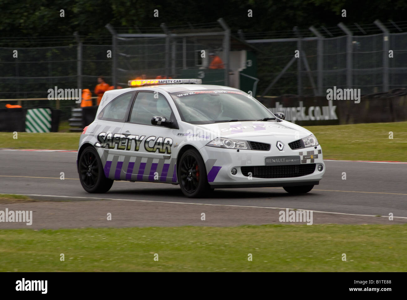 Renault Megane Sport Safety-Car Old Hall Ecke Oulton Park Motor Racing Circuit Cheshire England Großbritannien verlassen Stockfoto