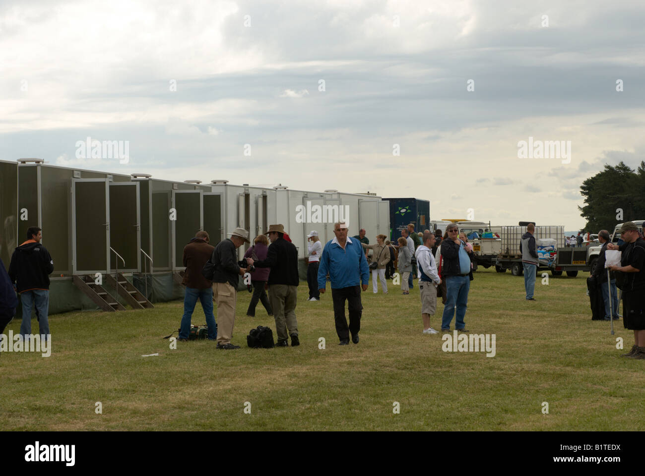 Menschen warten auf die Toilette bei Kemble Air Show 2008 Stockfoto