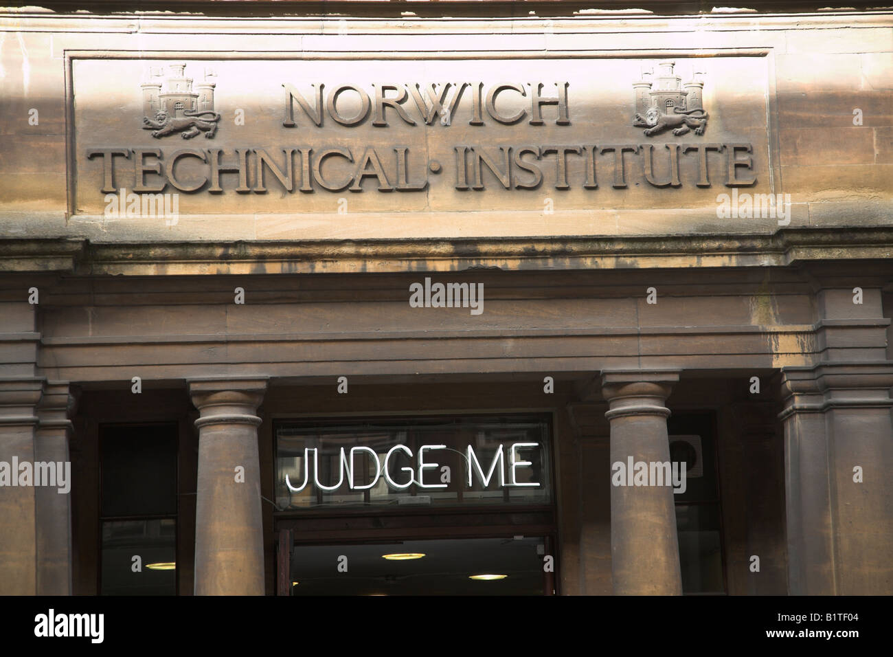 Stein-Eingang zeige Norwich Fachinstitut Gebäude nun Norwich School of Art und Design - Ende des Jahres "Richter" Stockfoto