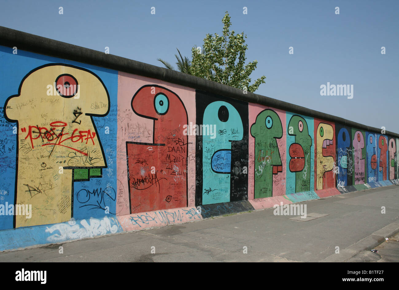 kultige bunte Köpfe auf Outdoor-East Side Gallery am längsten Berliner Mauer Deutschland Mai 2008 Stockfoto