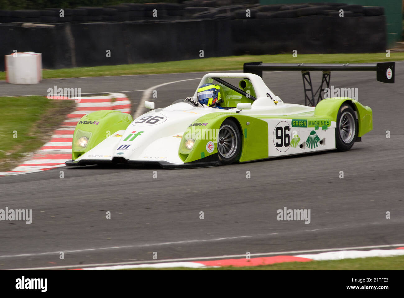 Ein V de V UK Ligier JS49 Sport Rennwagen in Brittens Ecke am Oulton Park Motor Racing Circuit Cheshire England Großbritannien Stockfoto