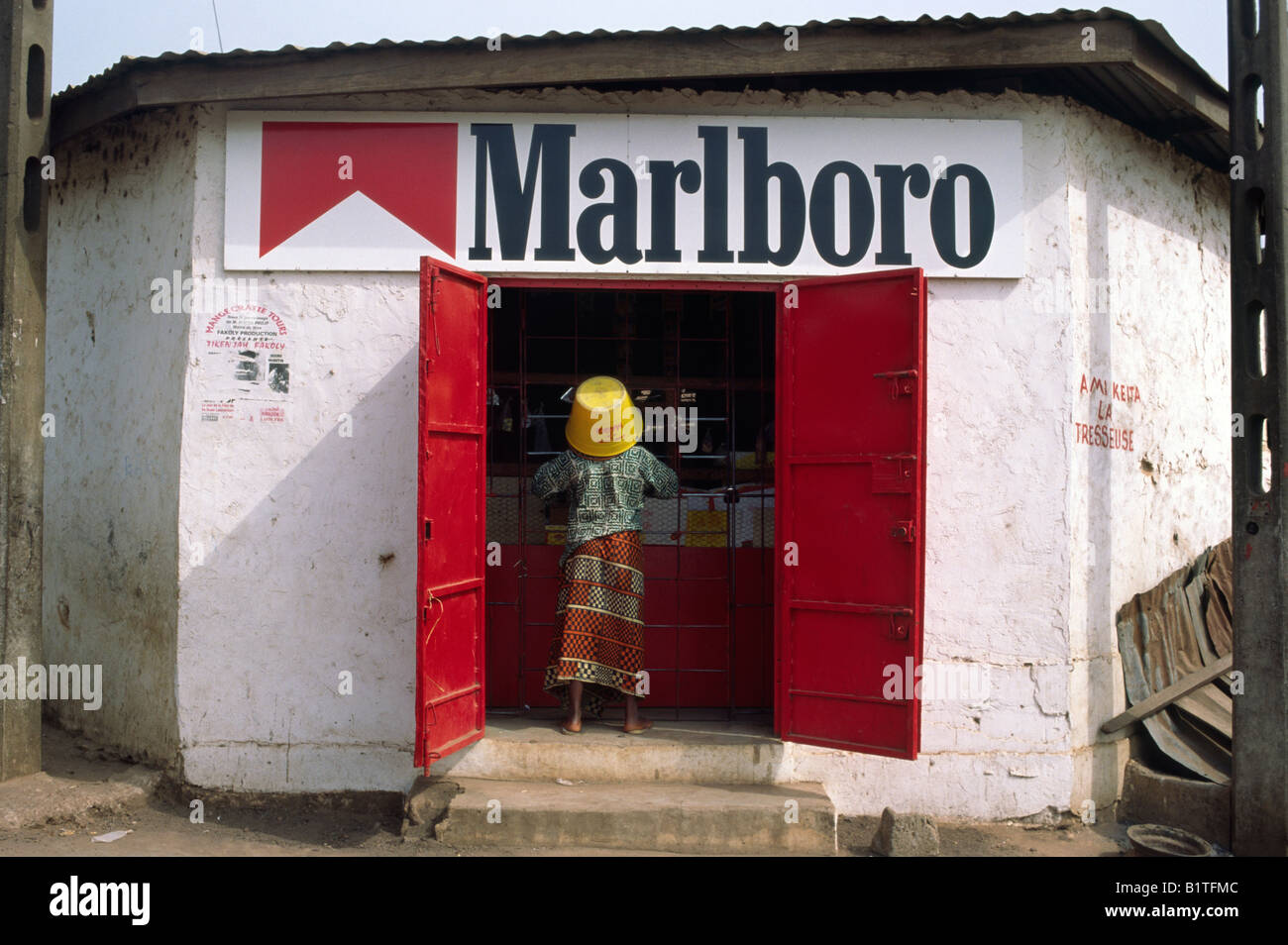 Zigarettenwerbung auf einen kleinen Laden, Côte d ' Ivoire Stockfoto