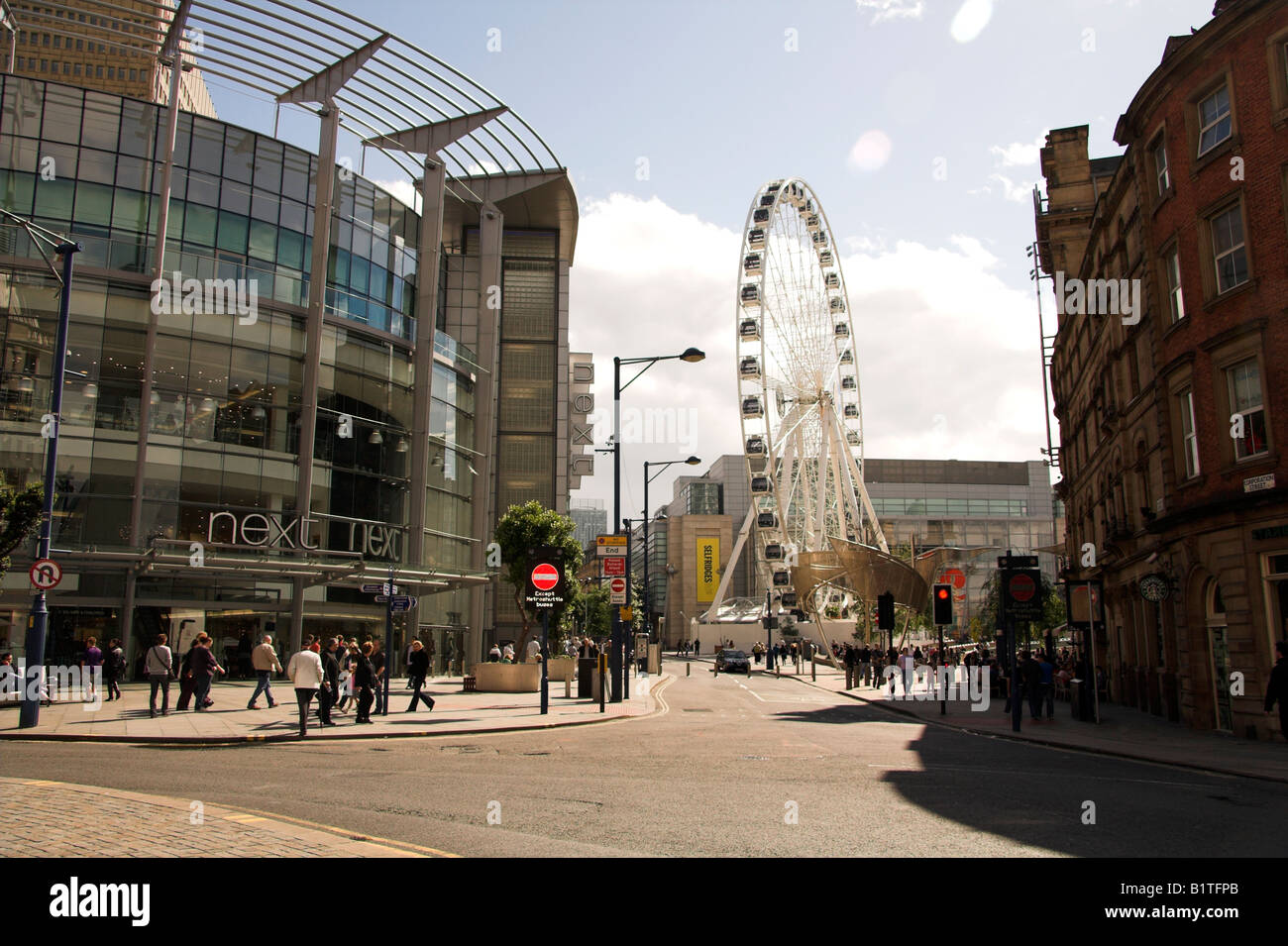 Straßenszene, das Riesenrad in Exchange Square, Manchester, UK Stockfoto