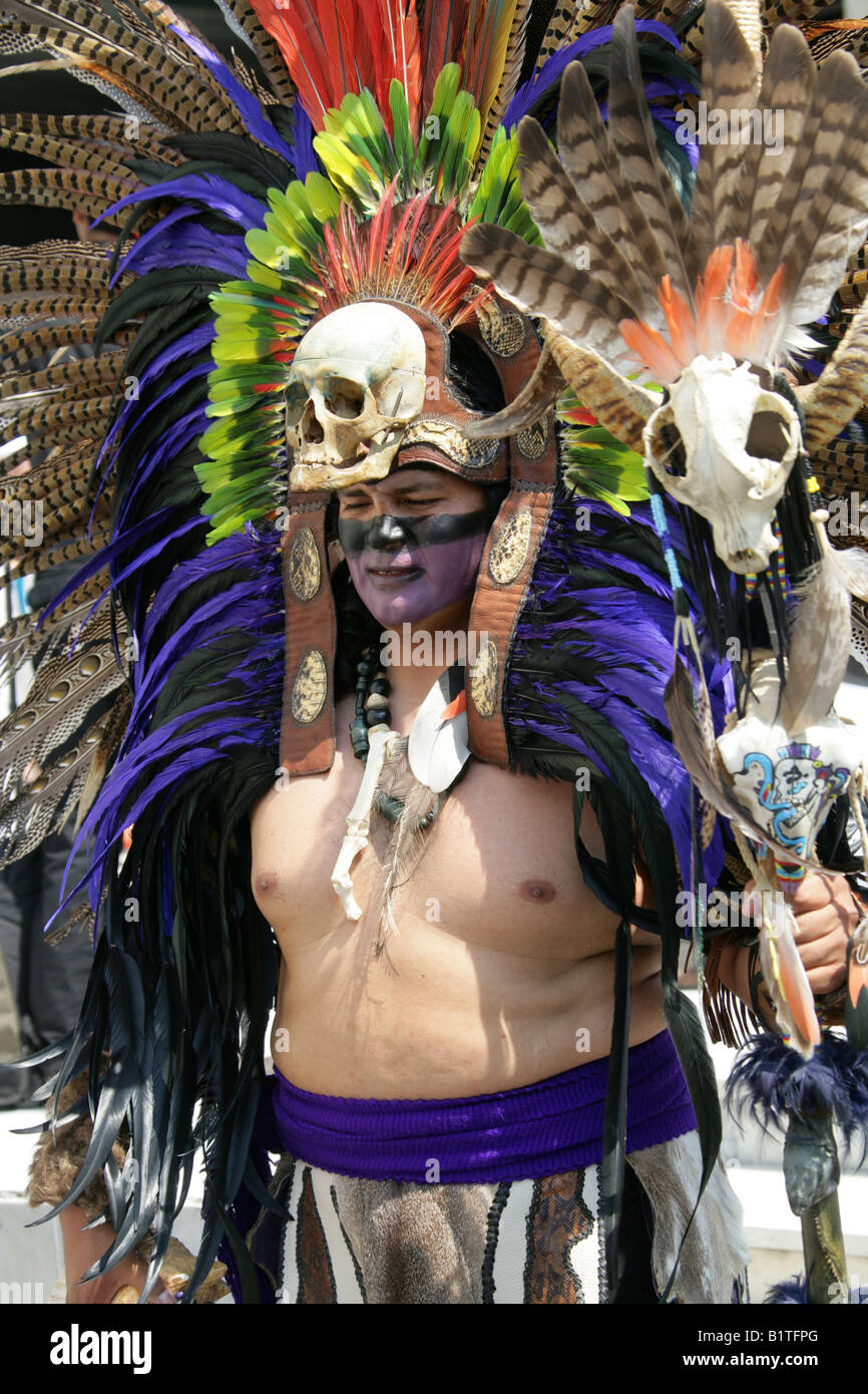 Mexikanische Mann gekleidet in Aztec Schädel Kostüm auf eine traditionelle aztekische Festival, Nationalmuseum für Anthropologie, Mexiko-Stadt Stockfoto