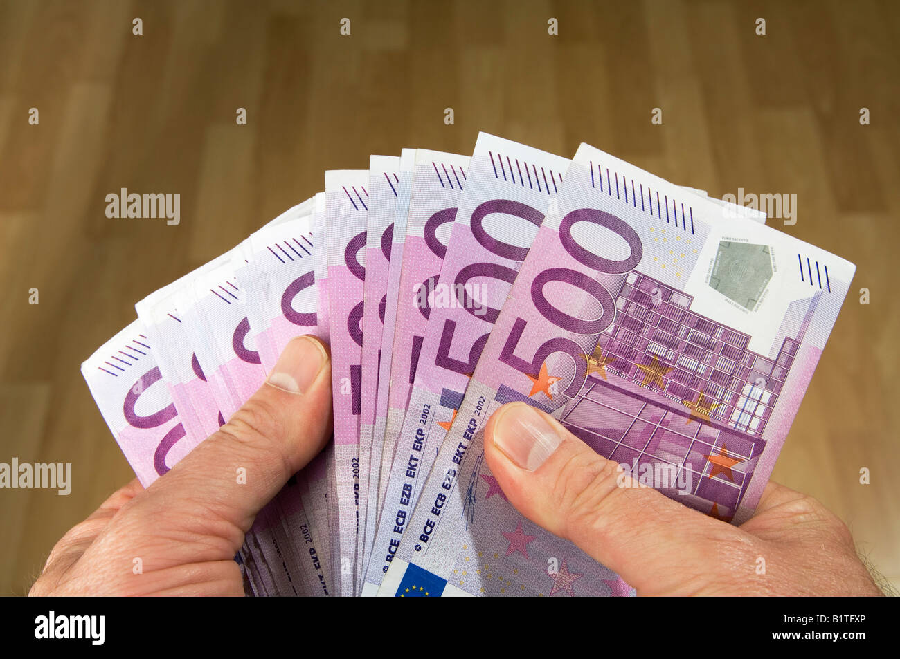 Ein Bündel von 500 Euro-Banknoten zählen Stockfoto