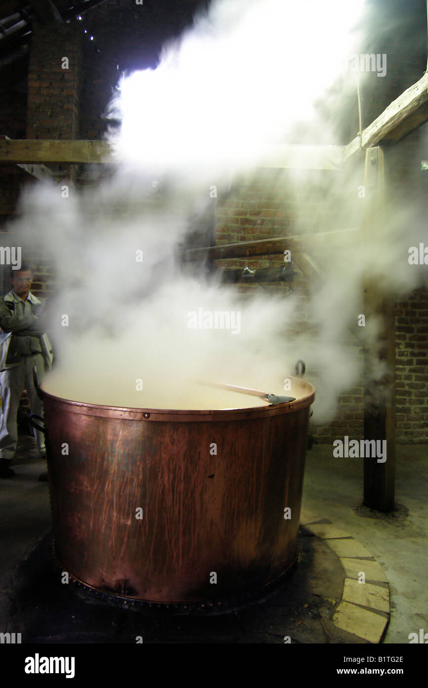 Belgien traditionelle Produktion von Melasse in einem großen kupfernen Bottich Stockfoto