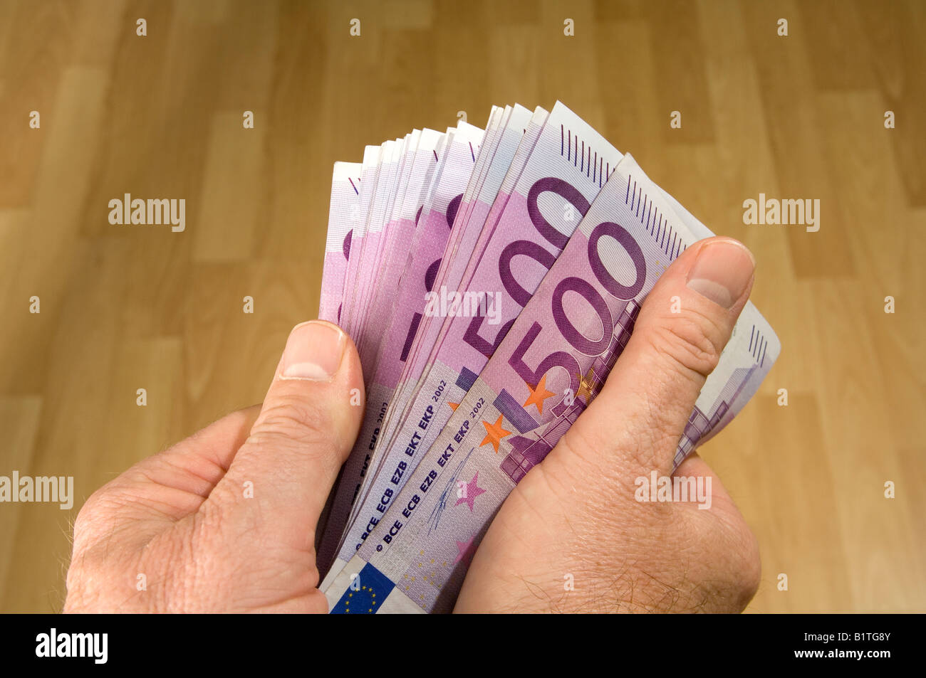 Ein Bündel von 500 Euro-Banknoten zählen Stockfoto