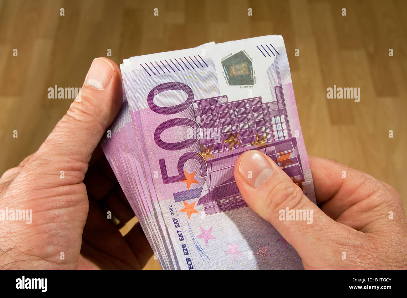 Ein Bündel von 500 Euro-Banknoten zählen Stockfoto