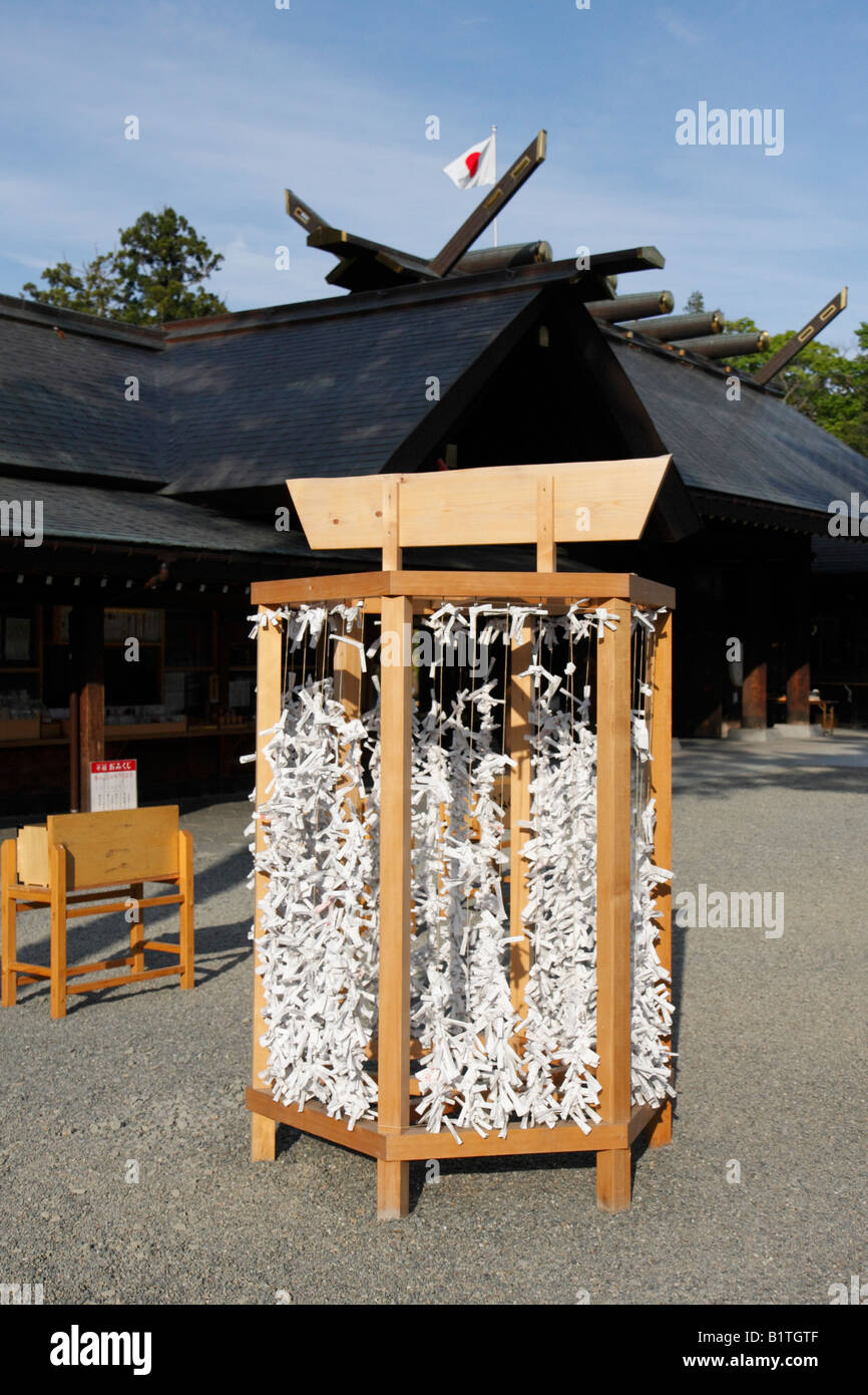 Omikuji - zufällige Vermögen auf Papierstreifen in einem Shinto-Schrein in Sapporo, Japan geschrieben. Stockfoto