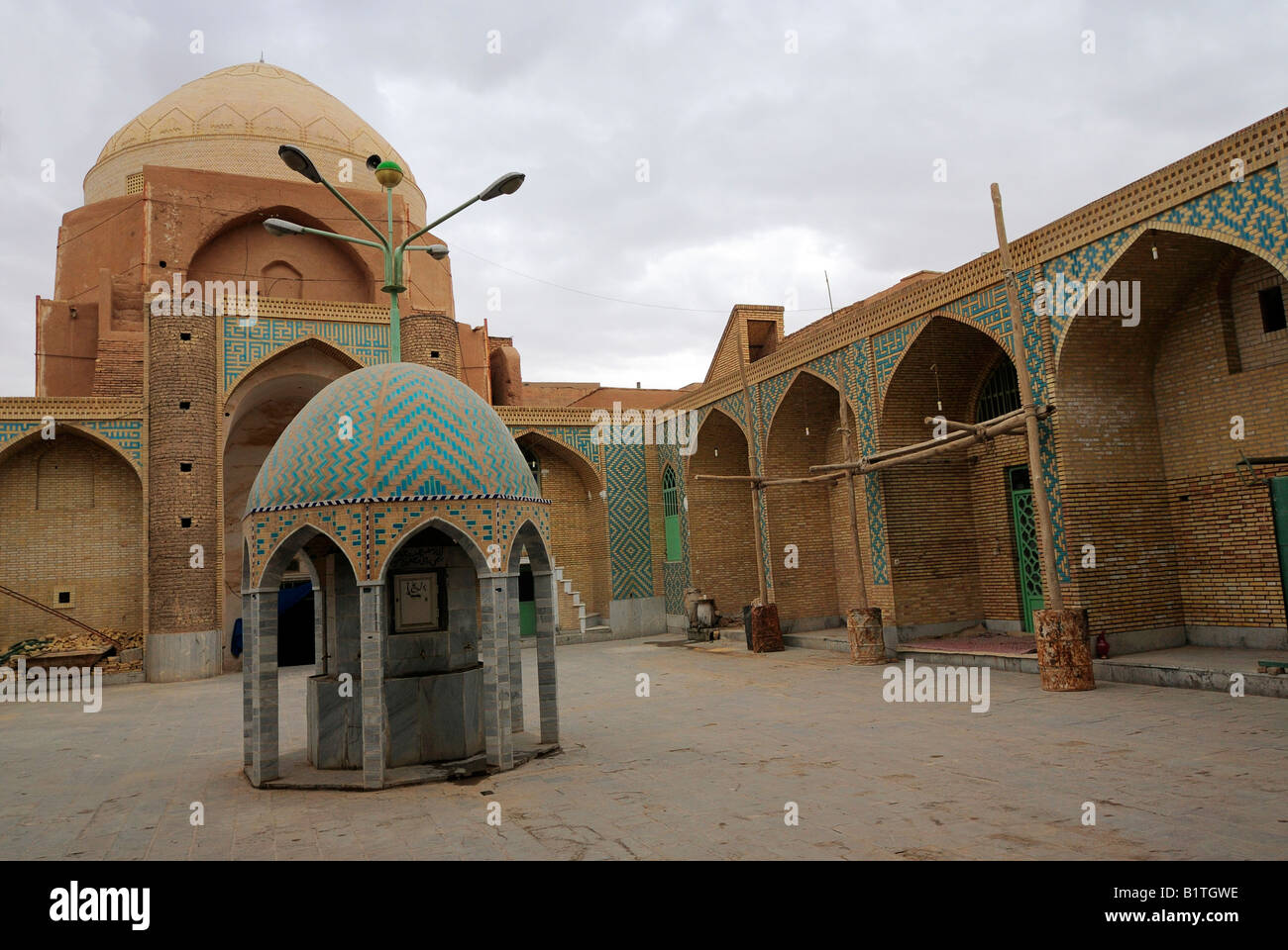 Ein Blick auf einen Hof in einer Moschee mit Kuppel und architektonische Torquoise gefliest Wasserstelle in der Mitte, zum Waschen verwendet Stockfoto