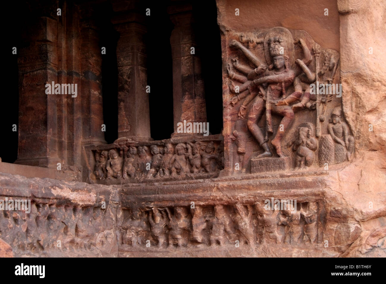 Shiva in Tanzform Nataraja (der Gott der Tanz), 6. Jahrhundert Badami Felsen gehauene Höhlentempel, Karnataka, Indien Stockfoto