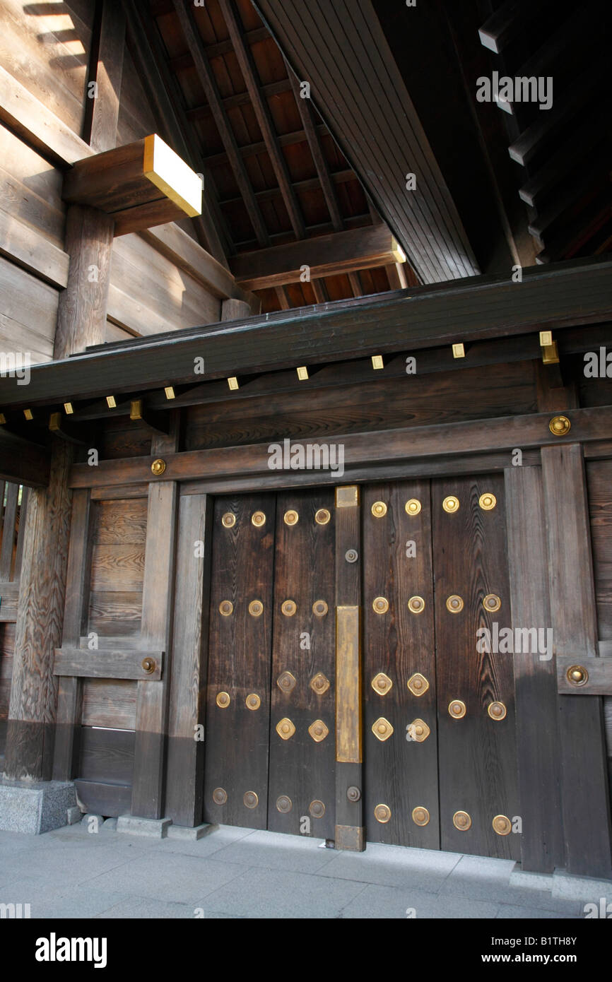 Hölzernes Tor bei einem japanischen Shinto-Schrein. Stockfoto