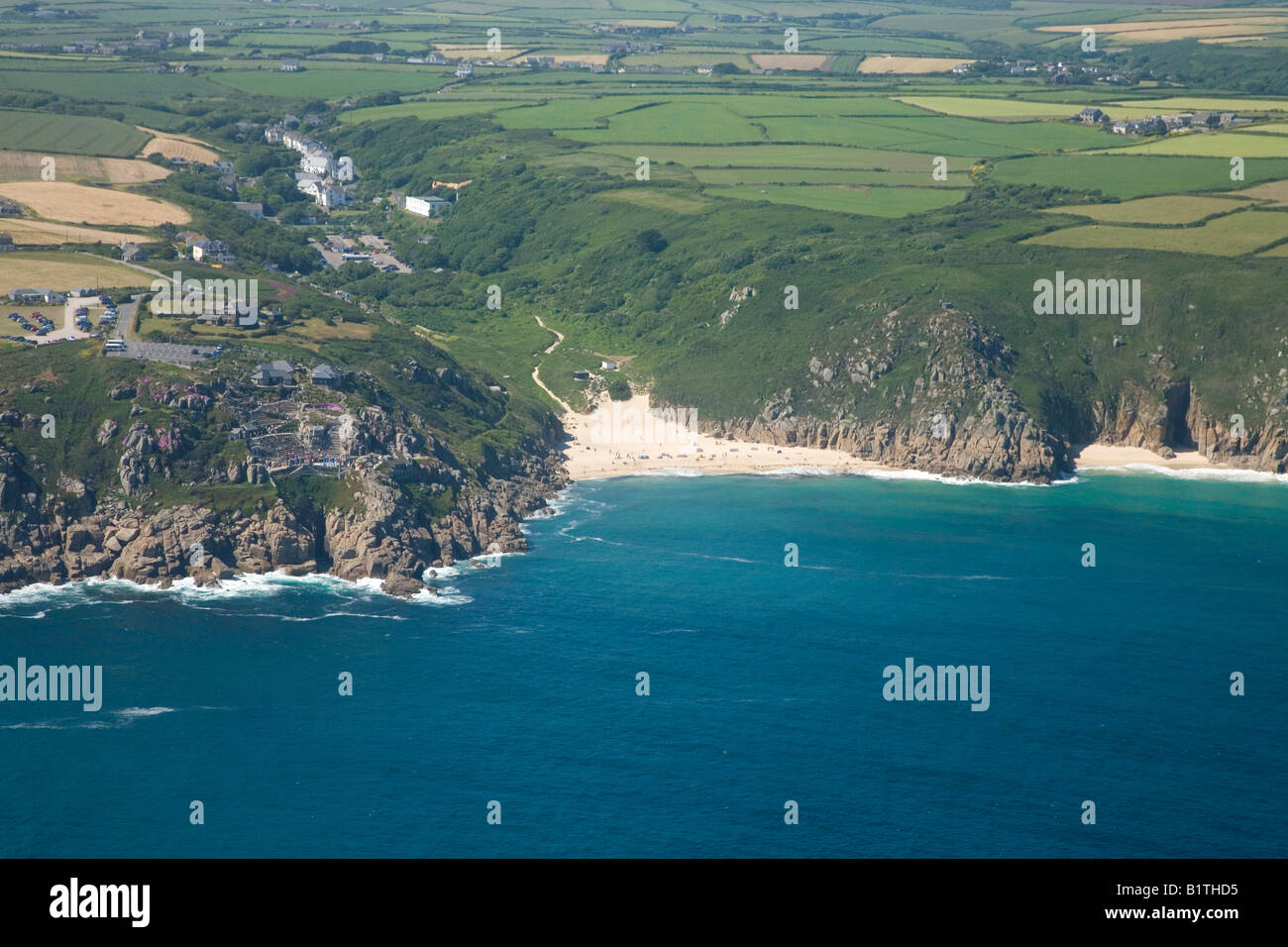 Minnack Theater und Porthcurno Strand Antenne anzeigen West Penwith Cornwall England GB Großbritannien UK Vereinigtes Königreich British Isles Stockfoto