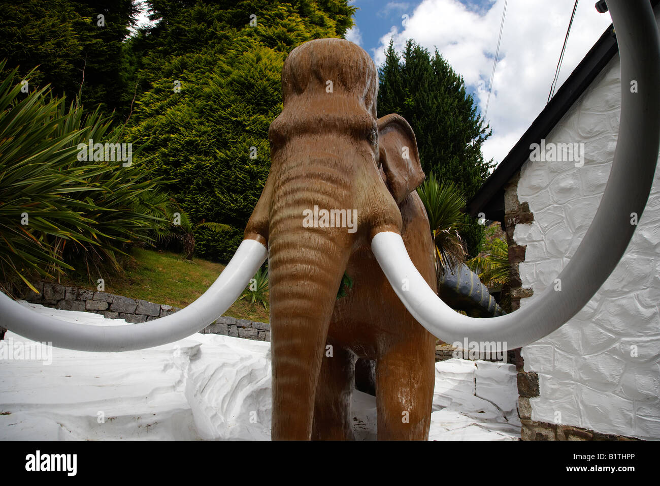 Dinosaurier-Ausstellung an der Dan yr Ogof Schauhöhlen und Dinosaurierpark, Brecon Beacons, Wales, UK Stockfoto