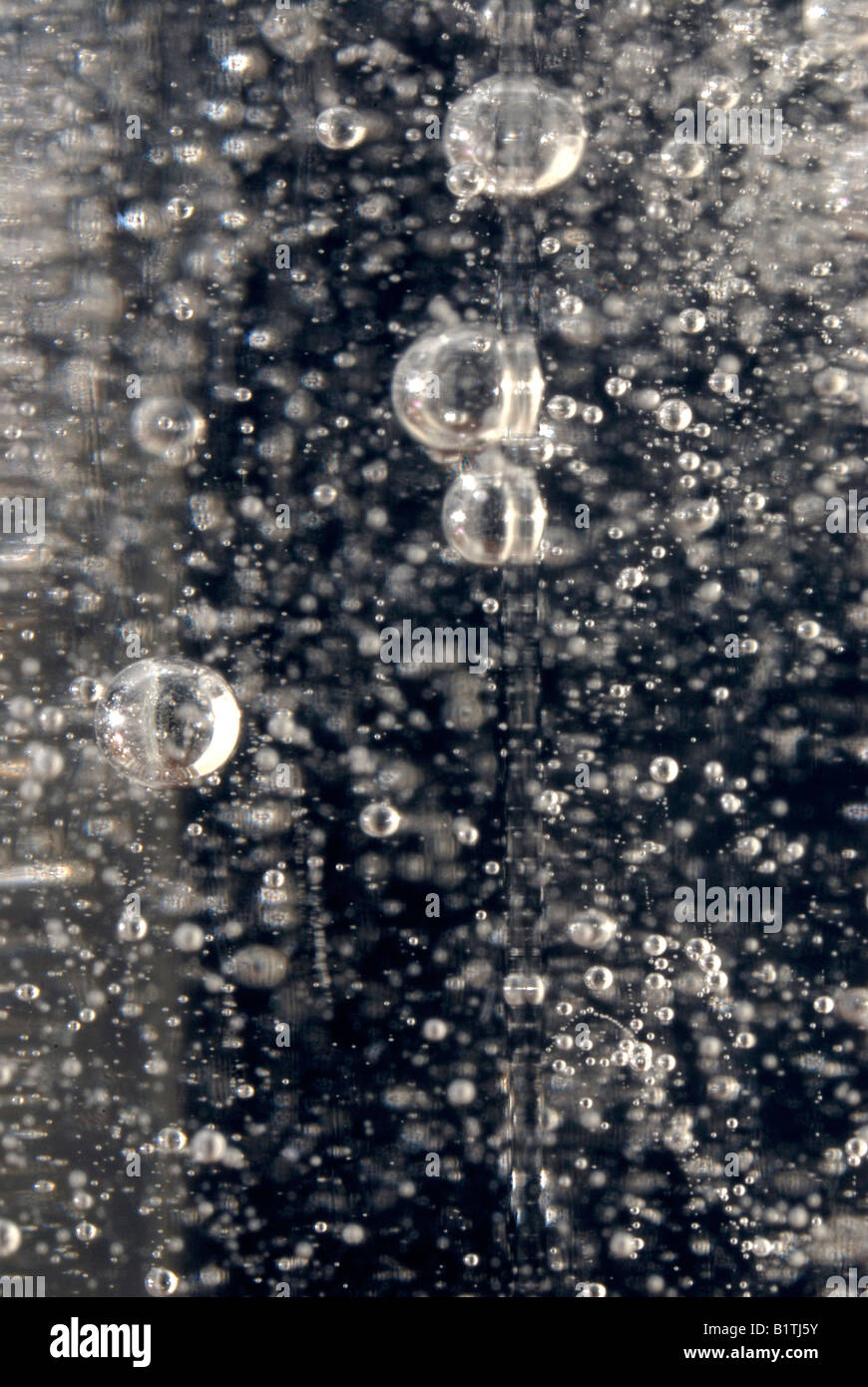 Luftblasen steigen in eine Flasche Shampoo - eine zähe Flüssigkeit. Stockfoto