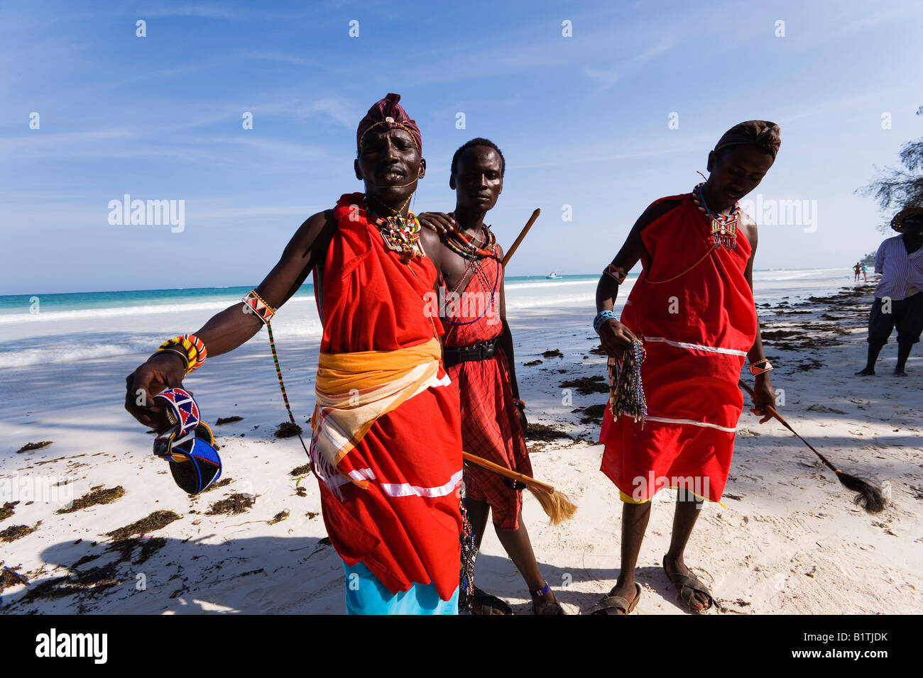 Drei Kunststoff Massai tragen traditionelle Kleidung am Diani Beach Küste Kenia Stockfoto