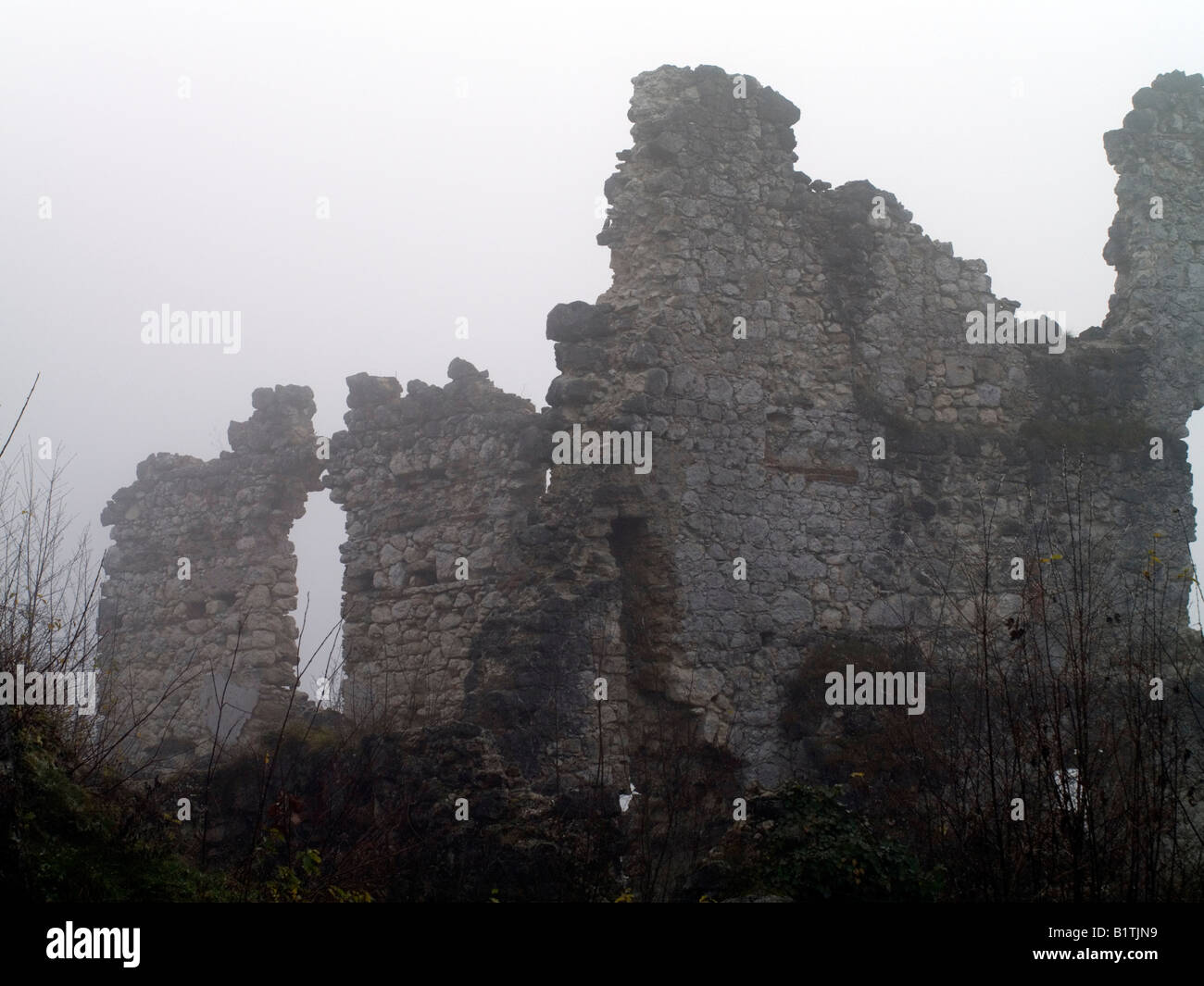 Ruinen im Nebel Stockfoto