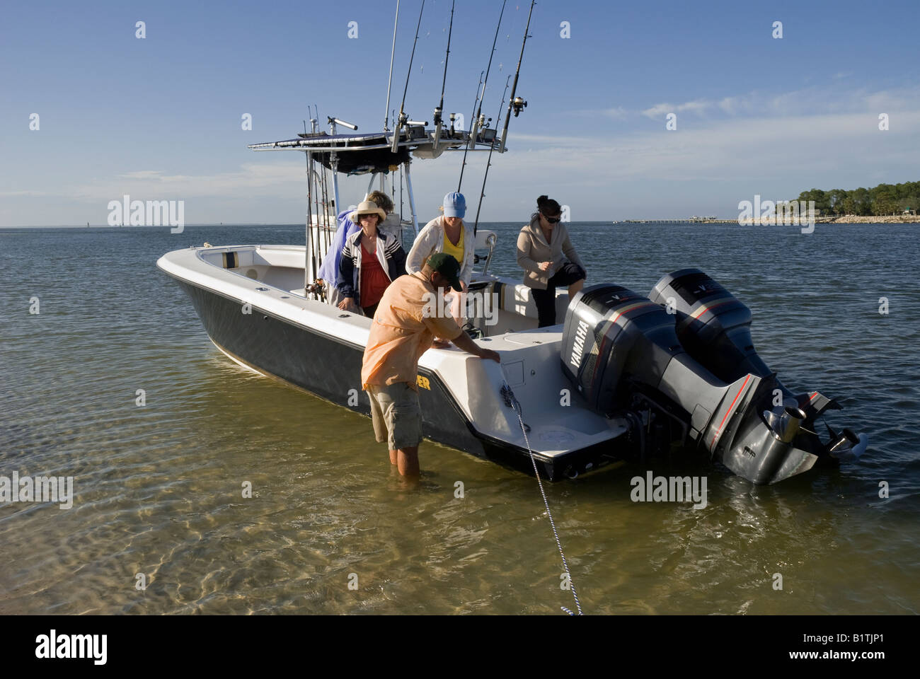 Passagiere auf Fischerboot aussteigen um entlang kleine St George Island North Florida Pfannenstiel Beschuss gehen Stockfoto