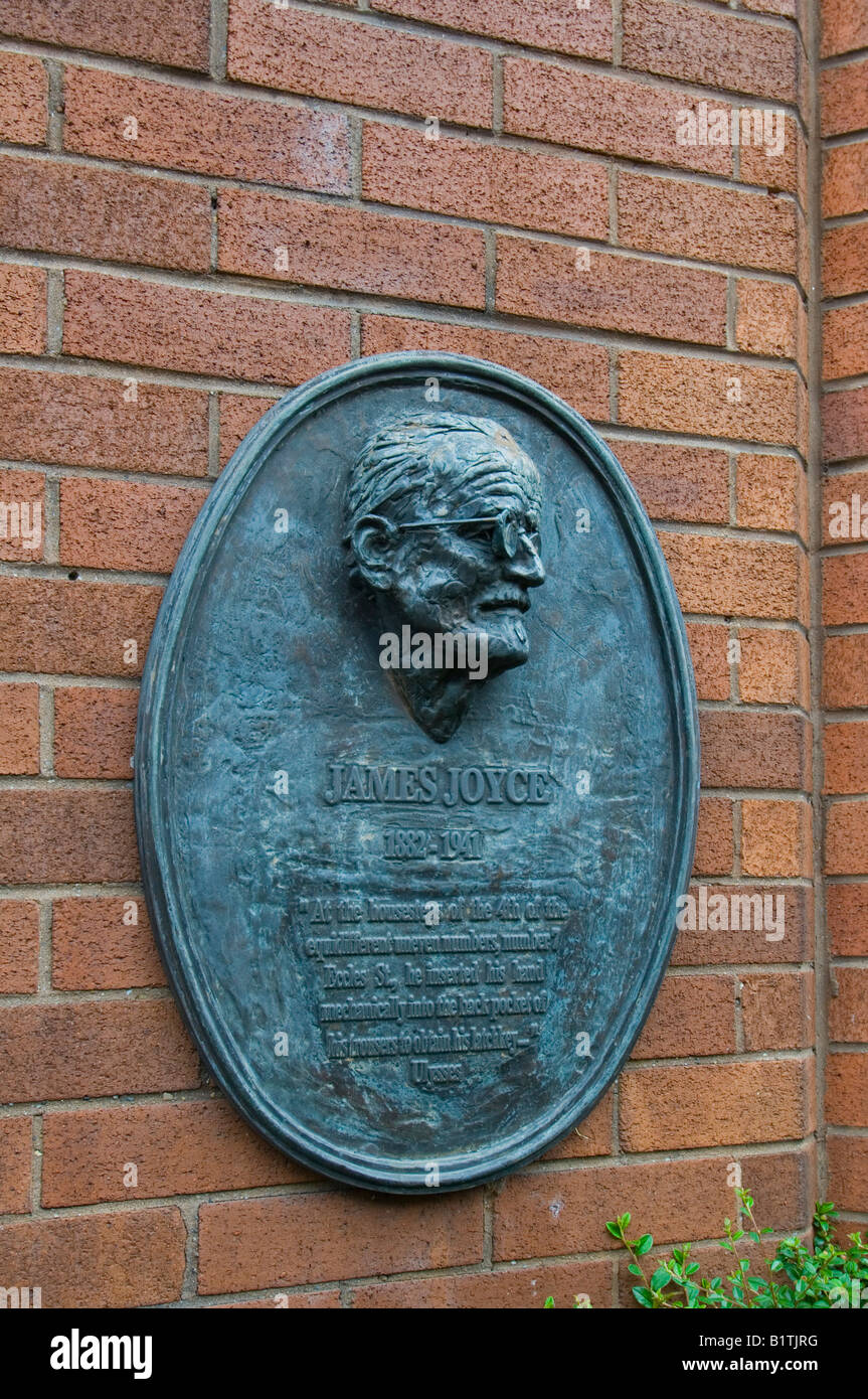 Eine Bronzetafel an der Wand von der Mater Privatklinik auf Eccles Street in Dublin zum Gedenken an den Autor des Odysseus, Jame Joy Stockfoto