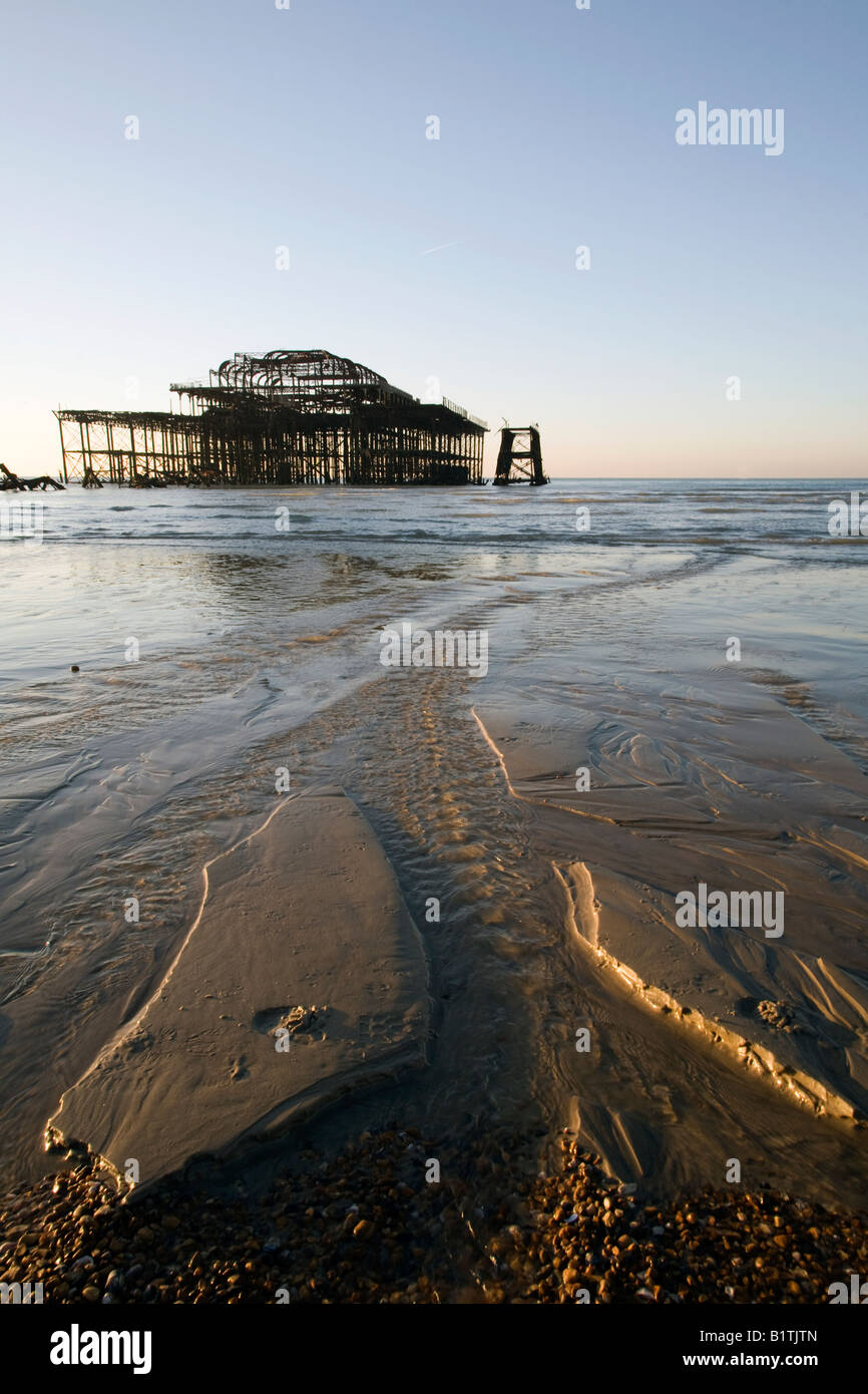 Morgensonne über Brighton und Hove West Pier Stockfoto