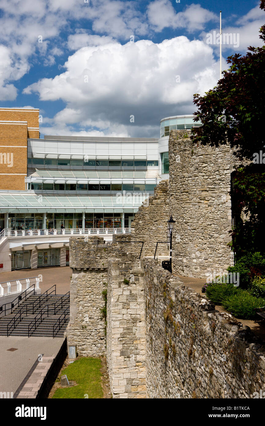 Mittelalterlichen Stadtmauer von Southampton und new West Quay shopping centre Southampton, Hampshire, England Stockfoto