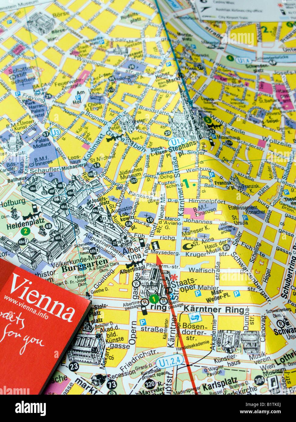 Eine Anleitung Buch und Street Touristenkarte der zentrale Wien