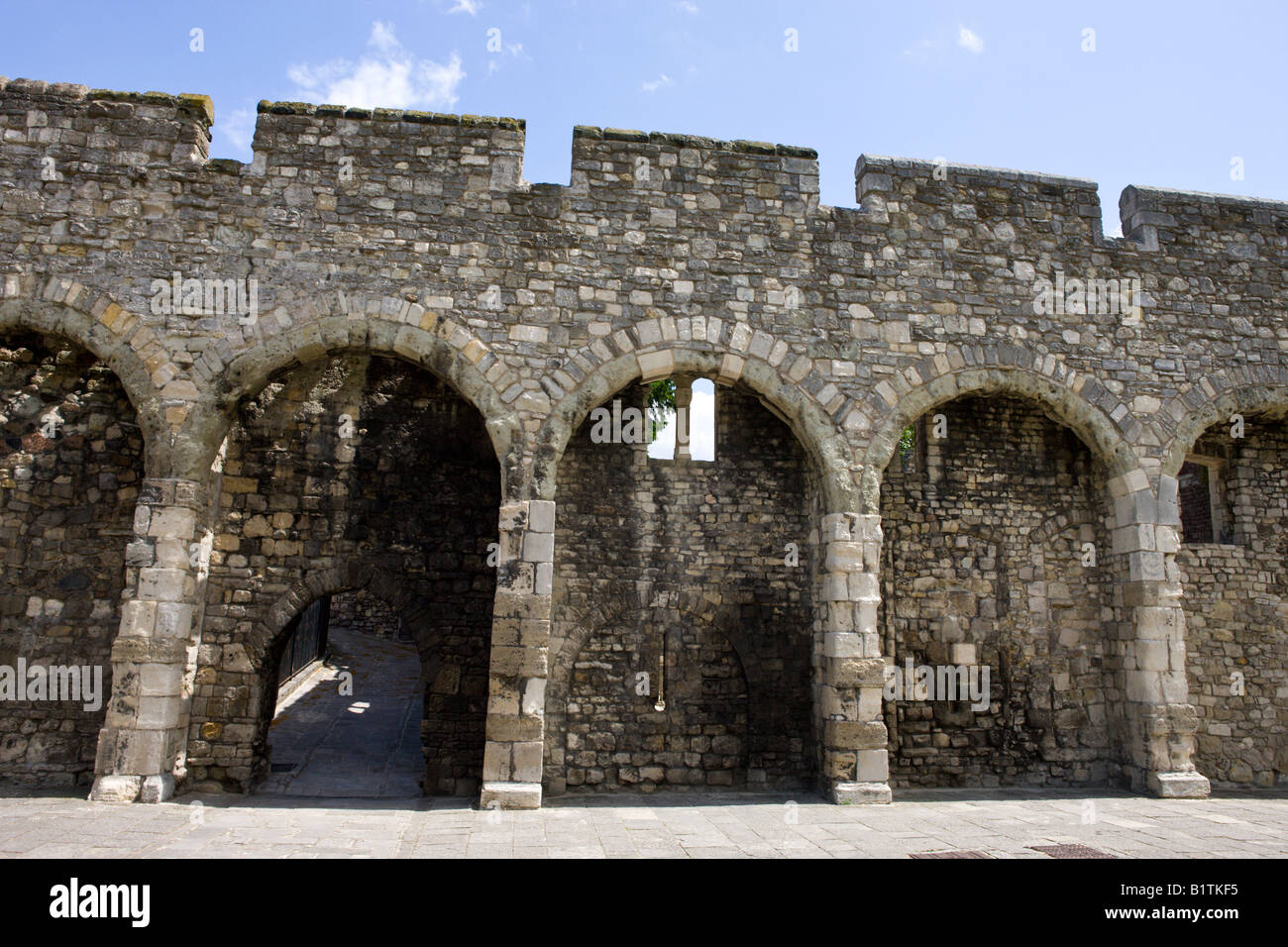 Die Arkaden Teil der mittelalterlichen Stadtmauer der Stadt Southampton Hampshire England Stockfoto