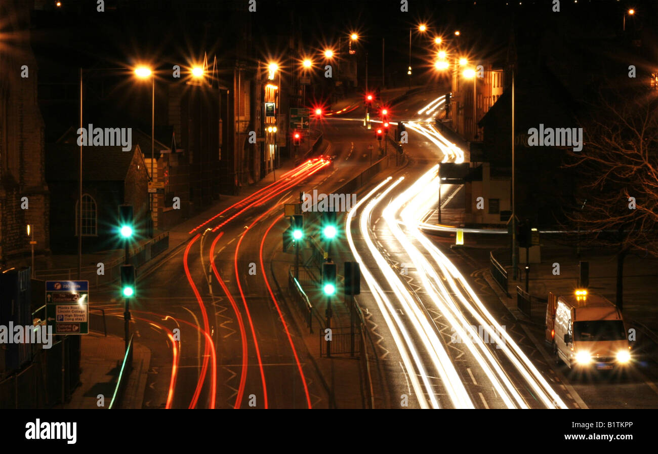 Fahren bei Nacht leuchtet Nacht, Rückleuchten Abschattung in die Ferne. Rote und weiße Lichter. Straße engineering Leute. Stockfoto