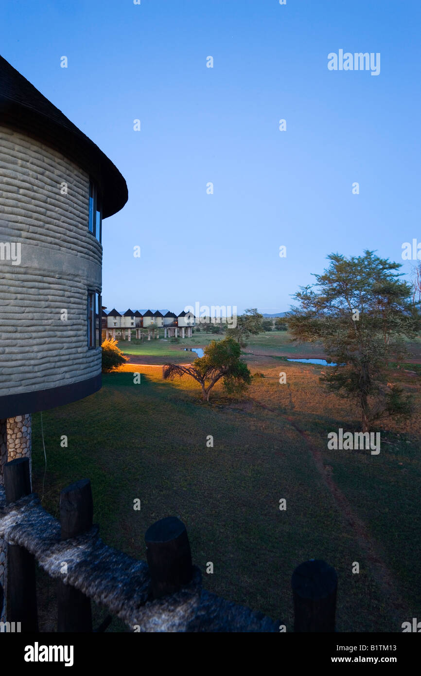 Beleuchtete Wasserlöcher im Sarova Salt Lick Lodge bei Nacht Taita Hills Game Reserve Küste Kenia Stockfoto