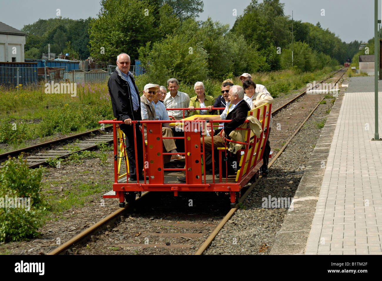 Gruppe von Personen auf einem Grenzland Draisine Kranenburg angekommen. Stockfoto