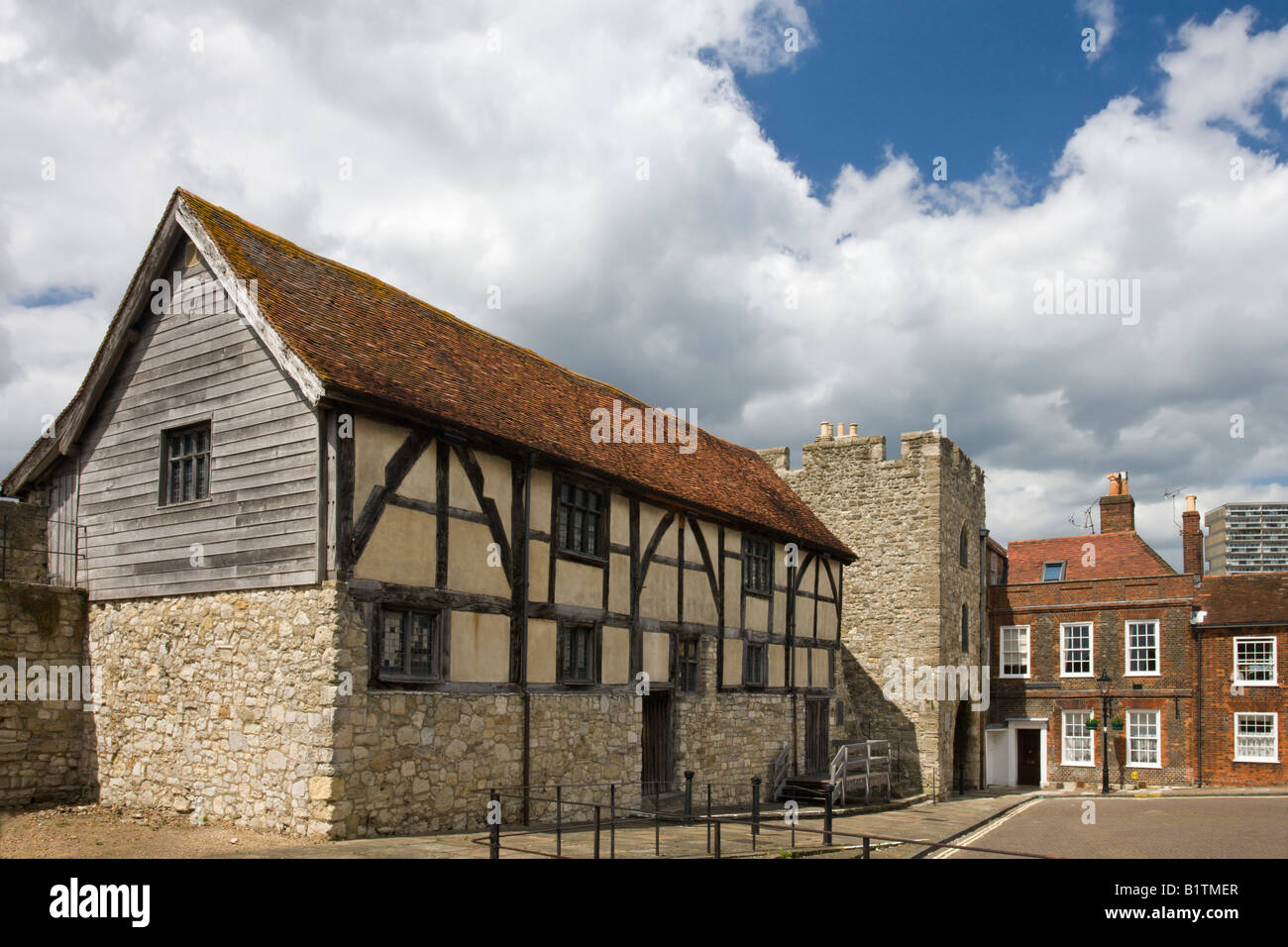 Tudor Händler Halle und Westgate die Teil der alten Stadtmauer von Southampton Hampshire England ausmachen Stockfoto