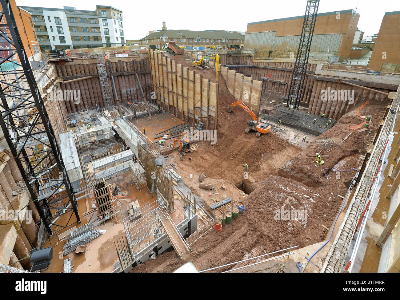 Loch im Boden Ausgrabungen die Fundamente des Würfels ein neues Gebäude, die das Postfach abgeschlossen werden Stockfoto