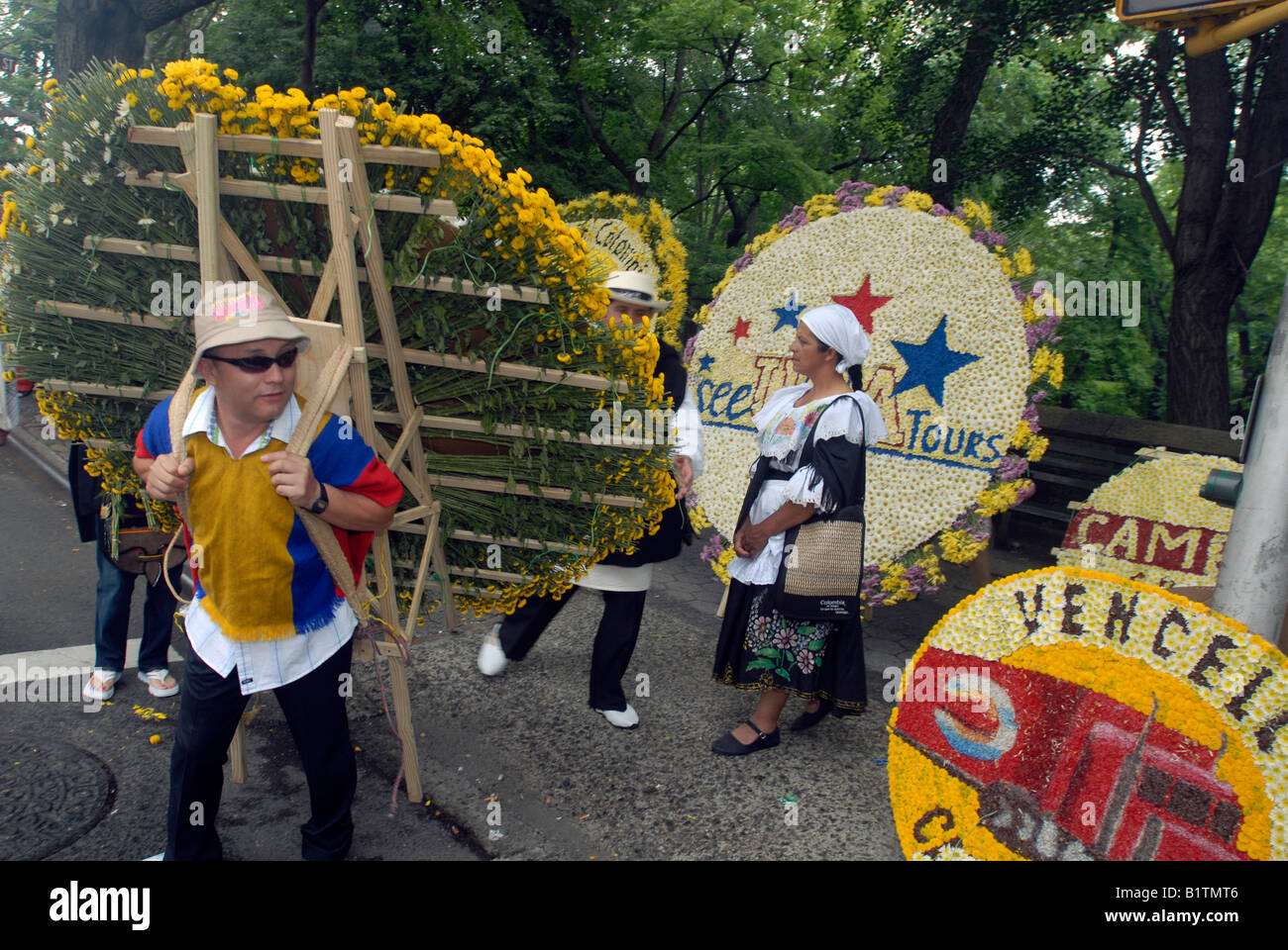 Riesige Medaillons gemacht von Blumen mit Sponsoren-Namen sollen in einer Parade am Central Park West in New York durchgeführt werden Stockfoto