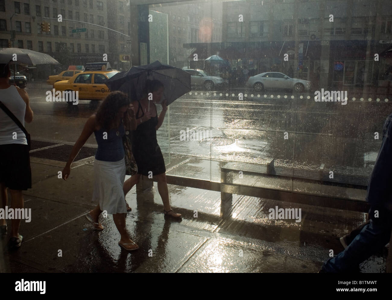 Fußgänger im New Yorker Stadtteil Chelsea ertragen strömenden Regen Stockfoto