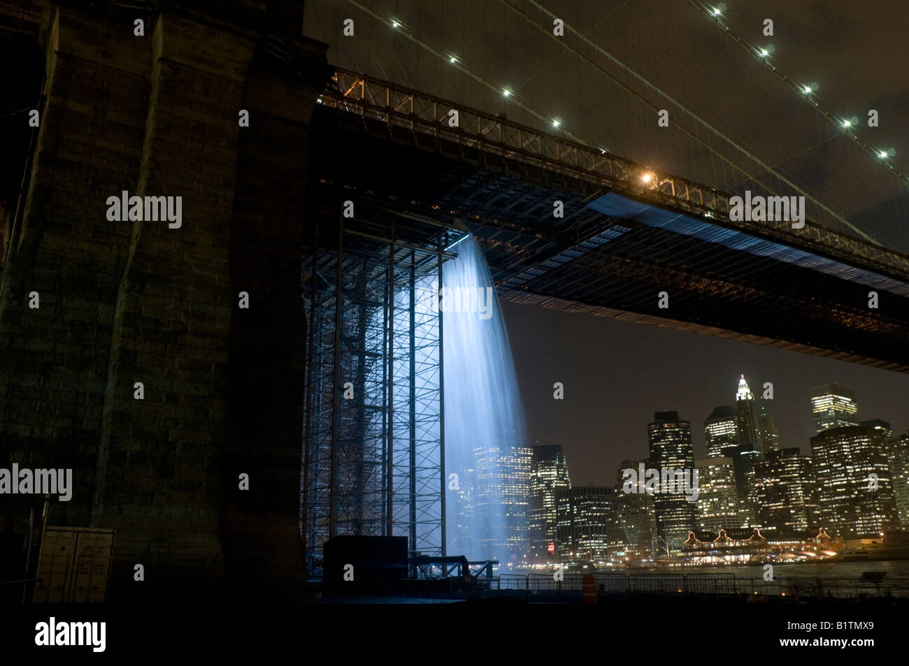 Brooklyn NY 30. Juni 2008 The New York City Waterfalls von dänischen Künstlers Olafur Eliasson, Fuße der Brooklyn Bridge Stockfoto