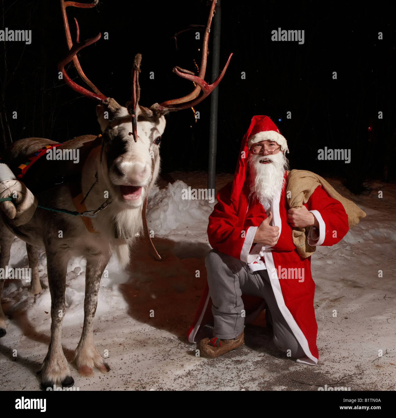Weihnachtsmann und Rentier, Jukkasjärvi, Kiruna, Schweden Stockfoto
