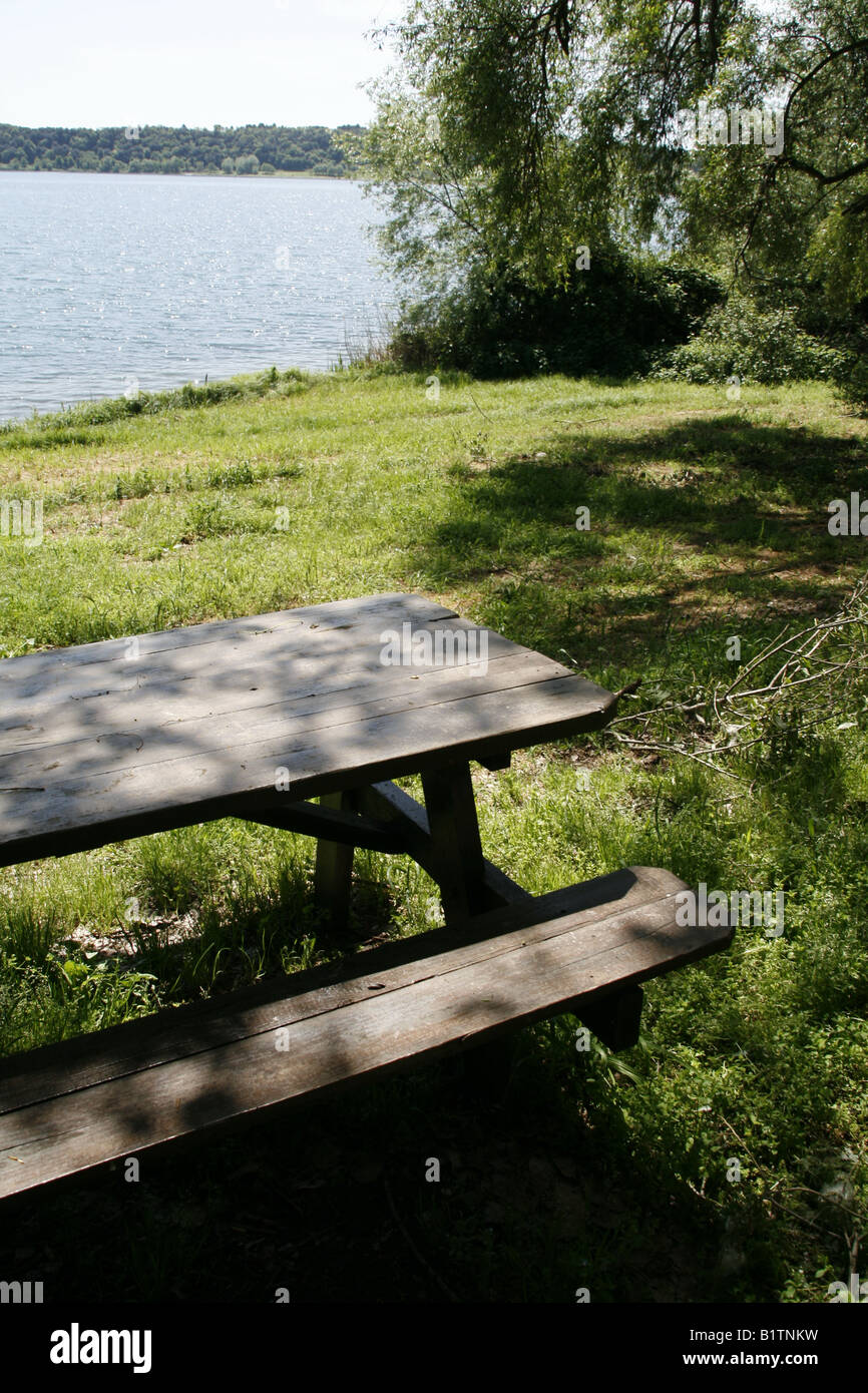 leere freien Picknicktisch See in Landschaft Stockfoto