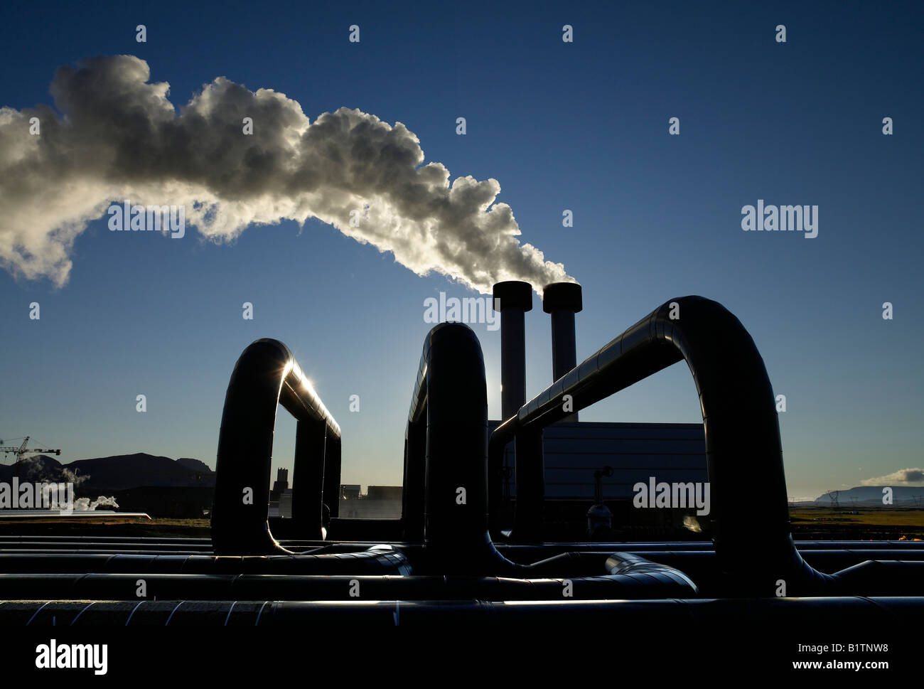 Geothermische Rohre mit Dampf bei Hellisheidi Geothermie-Kraftwerk Stockfoto