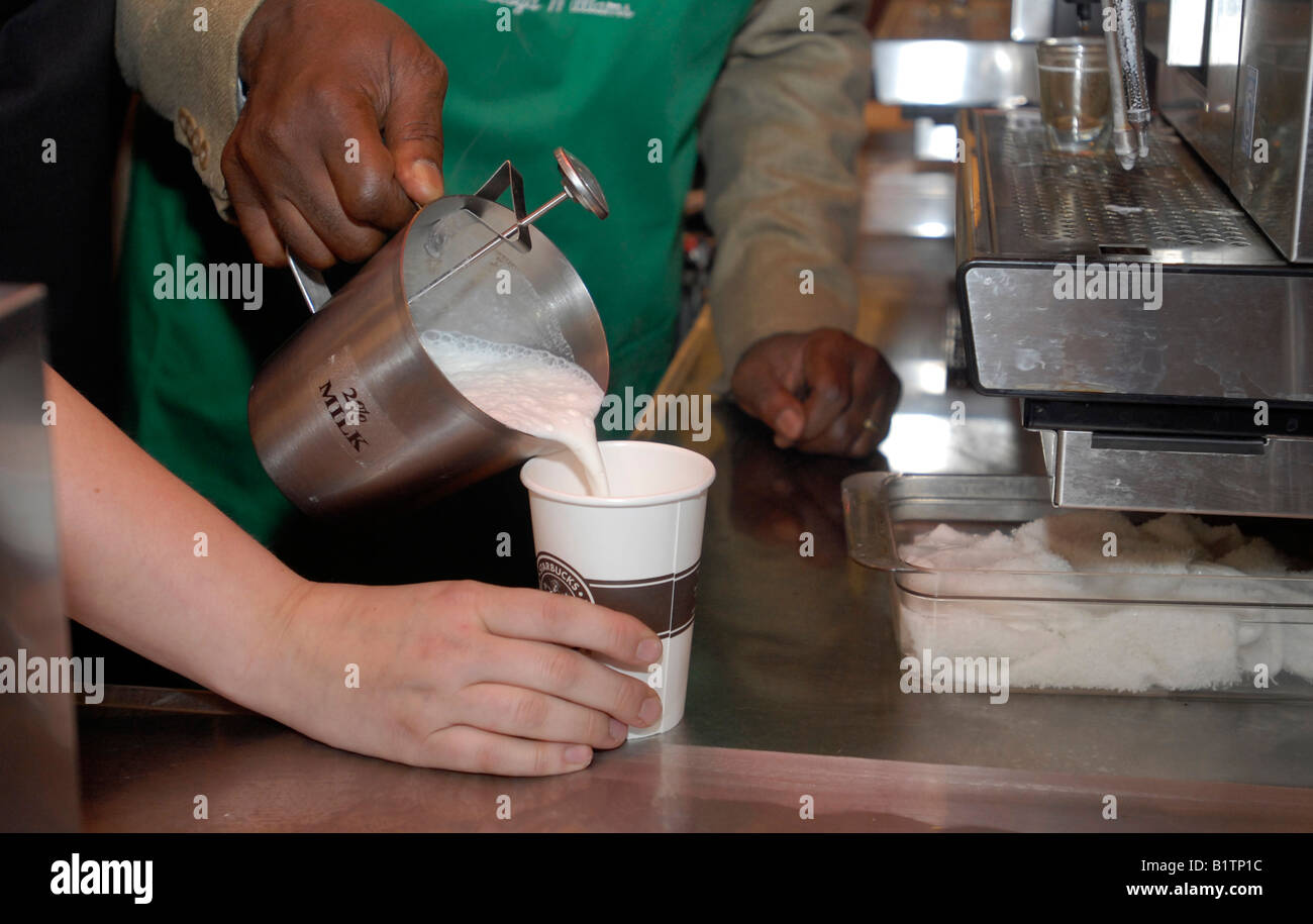 Starbucks-Mitarbeiter bereiten Sie einen Drink in einem neuen Kaffeehaus auf Frederick Douglass Boulevard im New Yorker Stadtteil Harlem Stockfoto