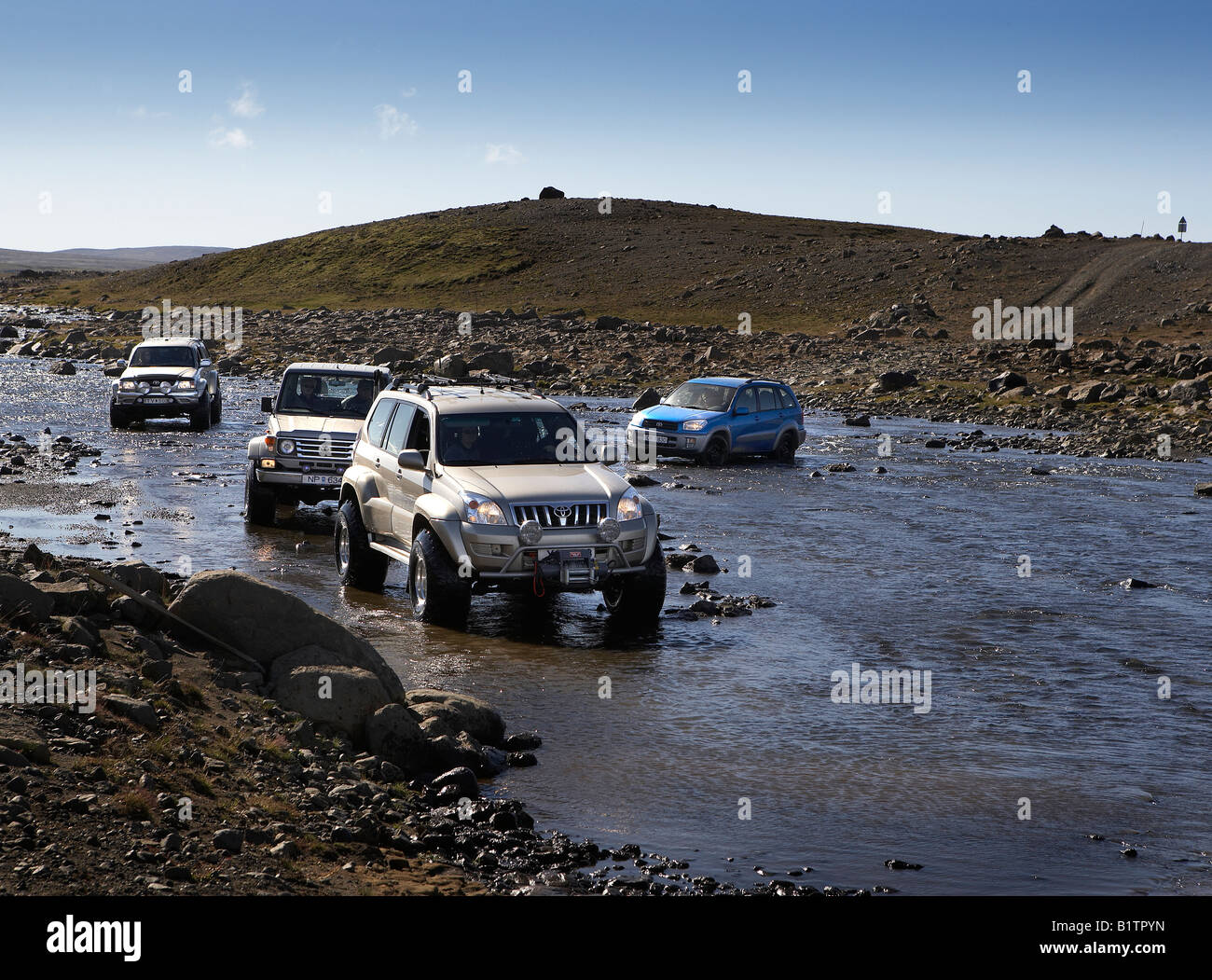 SUVs Kreuzung Fluß im isländischen Hochland, Island Stockfoto