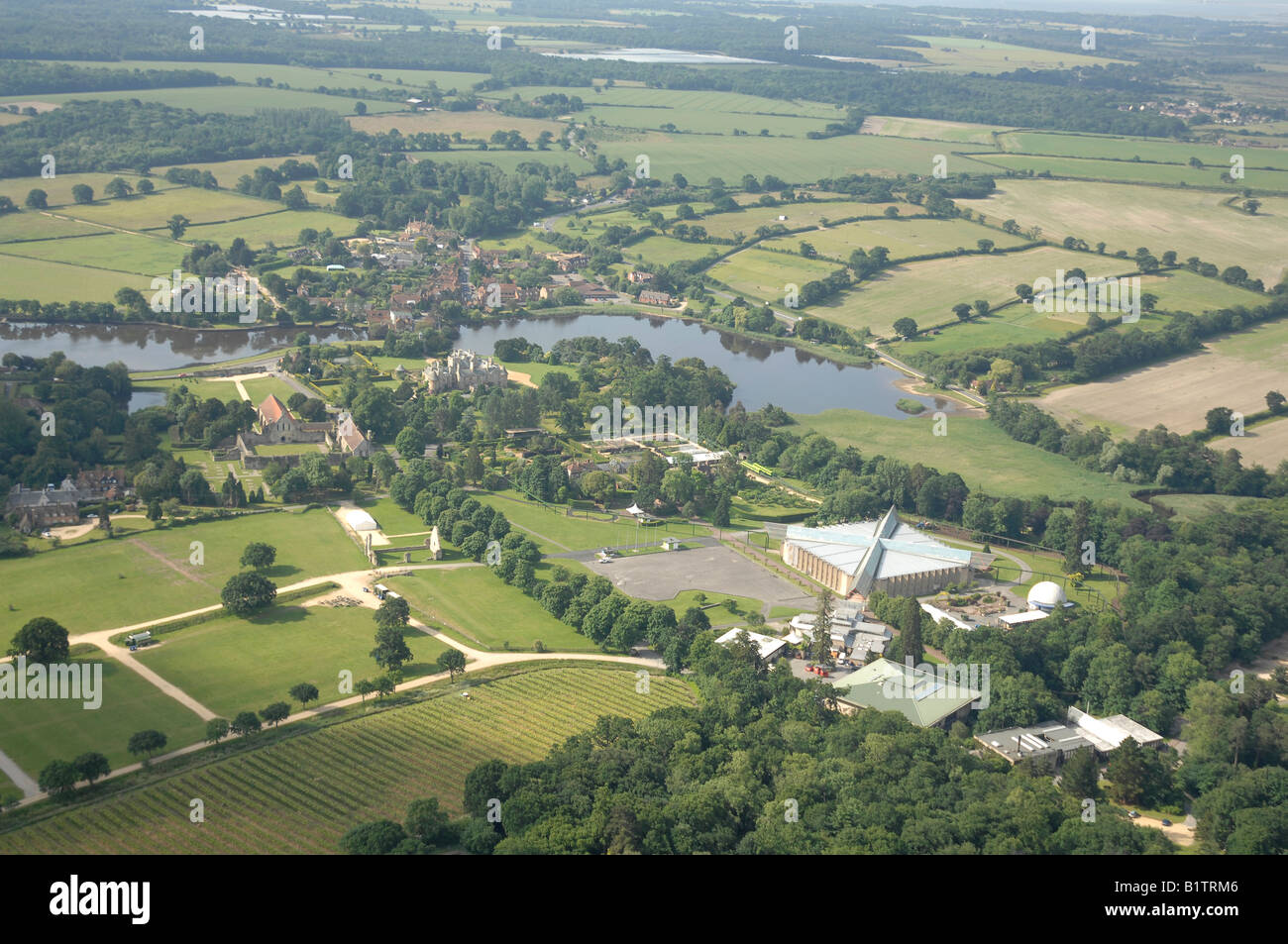 Luftaufnahme von Beaulieu im New Forest, zeigt National Motor Museum und Schloss Haus und Grundstück. Stockfoto